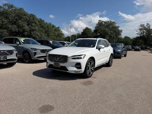 Crystal White 2023 Volvo XC60 B5 Plus Bright Theme