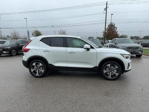 2025 Volvo XC40 B5 Core Bright Theme