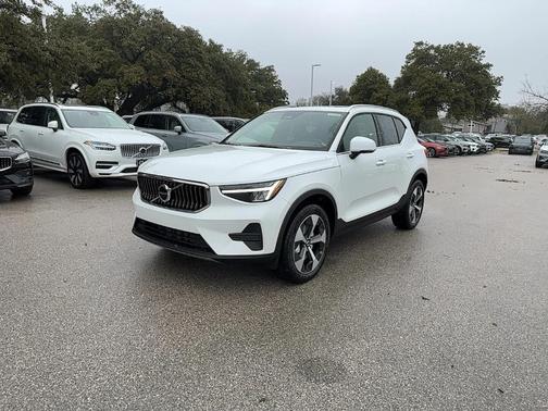 2025 Volvo XC40 B5 Core Bright Theme