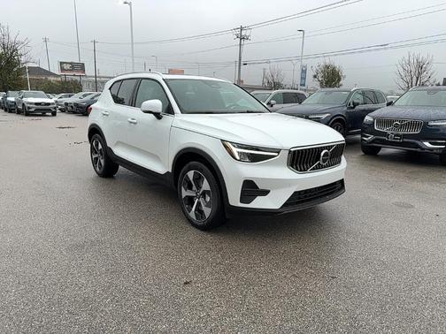 2025 Volvo XC40 B5 Core Bright Theme