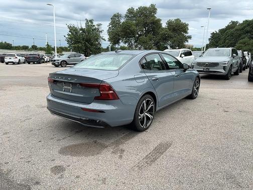 2024 Volvo S60 B5 Core Dark Theme