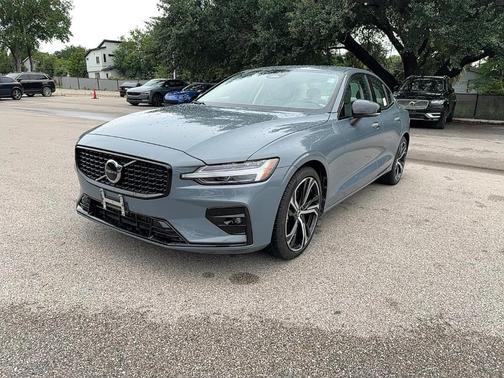 2024 Volvo S60 B5 Core Dark Theme