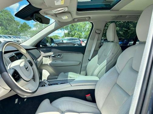 2023 Volvo XC90 Recharge Plug-In Hybrid T8 Ultimate Bright Theme 7-Seater