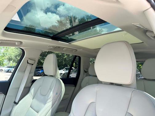 2023 Volvo XC90 Recharge Plug-In Hybrid T8 Ultimate Bright Theme 7-Seater