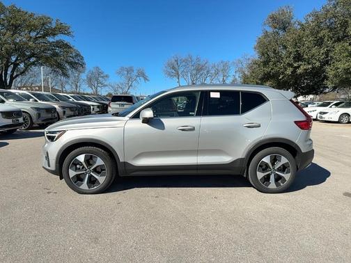 2025 Volvo XC40 B5 Plus Bright Theme