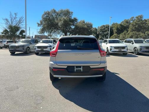 2025 Volvo XC40 B5 Plus Bright Theme