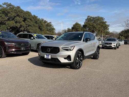 2025 Volvo XC40 B5 Plus Dark Theme