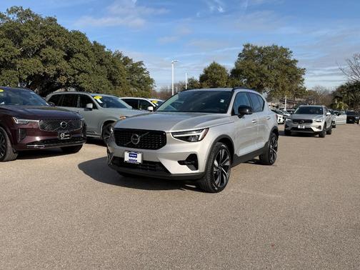 2025 Volvo XC40 B5 Plus Dark Theme