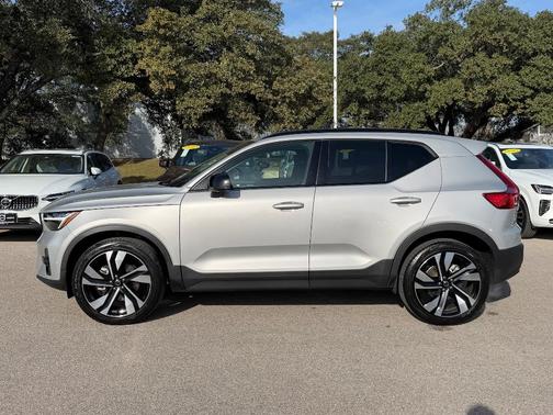 2025 Volvo XC40 B5 Plus Dark Theme
