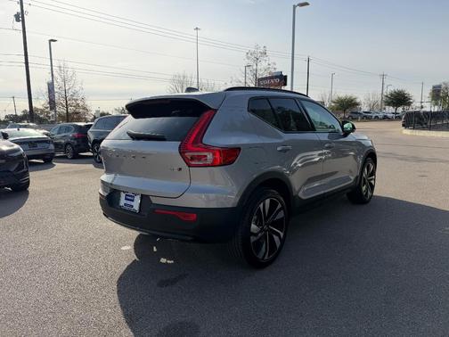 2025 Volvo XC40 B5 Plus Dark Theme