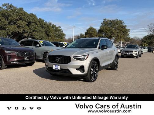 2025 Volvo XC40 B5 Plus Dark Theme