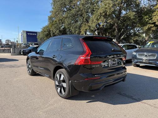 2024 Volvo XC60 Recharge Plug-In Hybrid T8 Plus Dark Theme