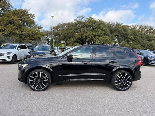 Onyx Black 2024 Volvo XC60 B5 Ultimate Dark Theme