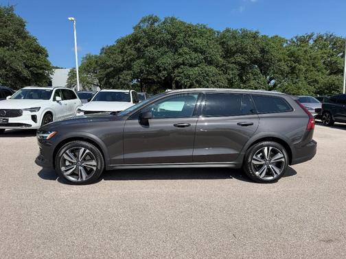 Platinum Grey Metallic 2025 Volvo V60 Cross Country B5 Plus