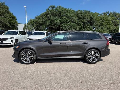 Platinum Grey Metallic 2025 Volvo V60 Cross Country B5 Plus