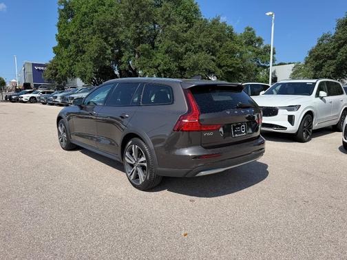 Platinum Grey Metallic 2025 Volvo V60 Cross Country B5 Plus