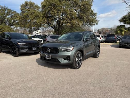 2026 Volvo XC40 B5 Plus