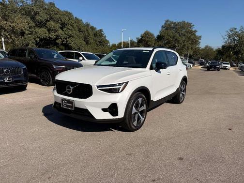 2026 Volvo XC40 B5 Plus