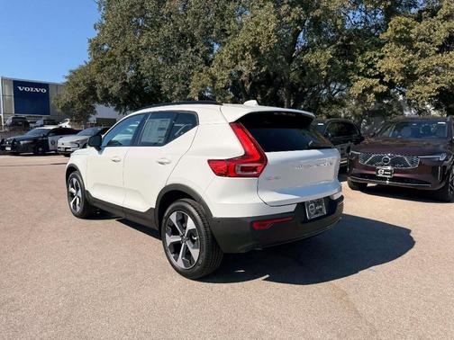 2026 Volvo XC40 B5 Plus