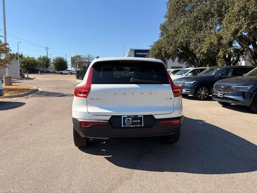 2026 Volvo XC40 B5 Plus