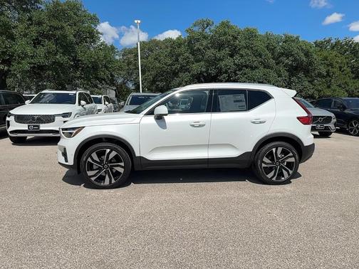 2025 Volvo XC40 B5 Ultra Bright Theme