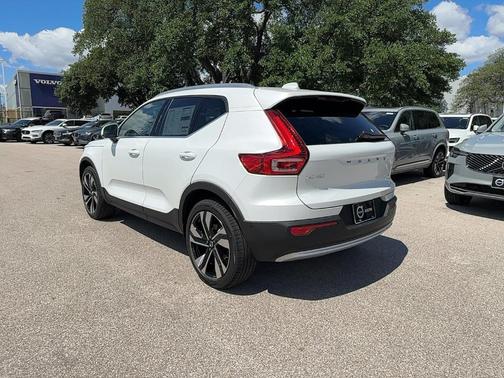 2025 Volvo XC40 B5 Ultra Bright Theme
