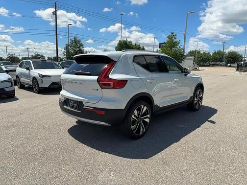 2025 Volvo XC40 B5 Ultra Bright Theme