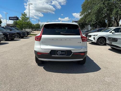 2025 Volvo XC40 B5 Ultra Bright Theme
