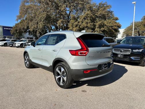 2025 Volvo XC40 B5 Core Bright Theme