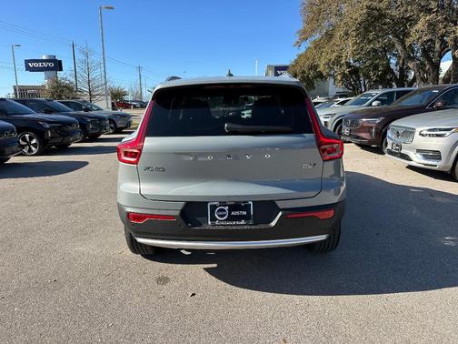 2025 Volvo XC40 B5 Core Bright Theme