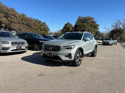 2025 Volvo XC40 B5 Core Bright Theme