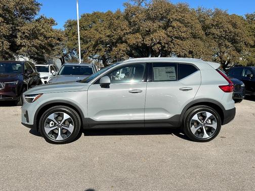 2025 Volvo XC40 B5 Core Bright Theme