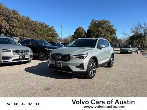 2025 Volvo XC40 B5 Core Bright Theme