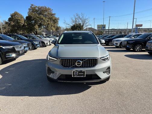 2025 Volvo XC40 B5 Core Bright Theme
