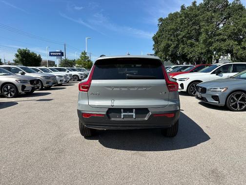 2025 Volvo XC40 B5 Plus Dark Theme