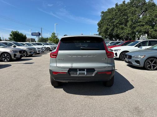 2025 Volvo XC40 B5 Plus Dark Theme