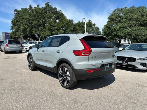 2025 Volvo XC40 B5 Plus Dark Theme