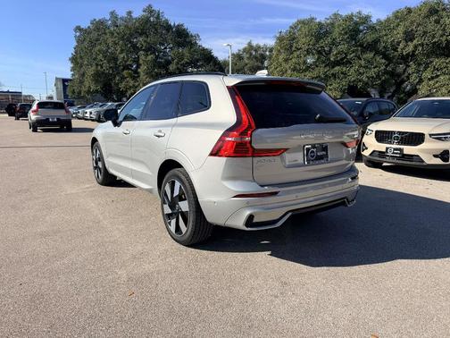 2024 Volvo XC60 Recharge Plug-In Hybrid T8 Plus Dark Theme