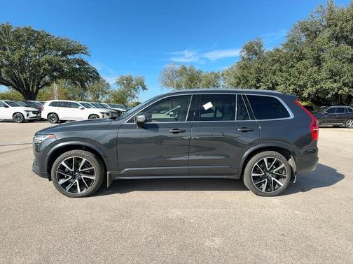 2022 Volvo XC90 T6 Momentum 7 Passenger
