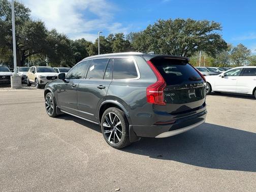 2022 Volvo XC90 T6 Momentum 7 Passenger