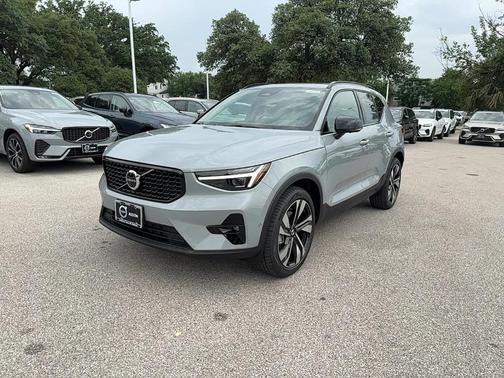 2025 Volvo XC40 B5 Ultra Dark Theme