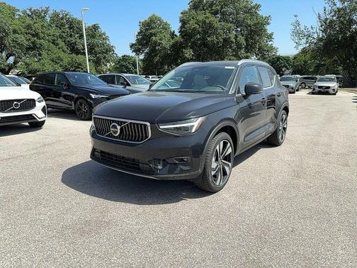 2025 Volvo XC40 B5 Plus Bright Theme