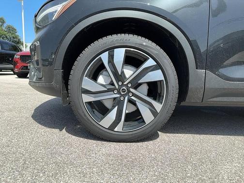 2025 Volvo XC40 B5 Plus Bright Theme