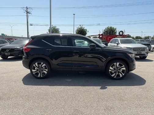 2025 Volvo XC40 B5 Plus Bright Theme
