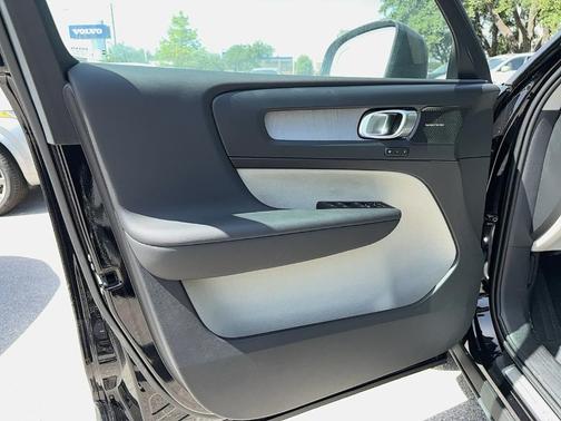 2025 Volvo XC40 B5 Plus Bright Theme