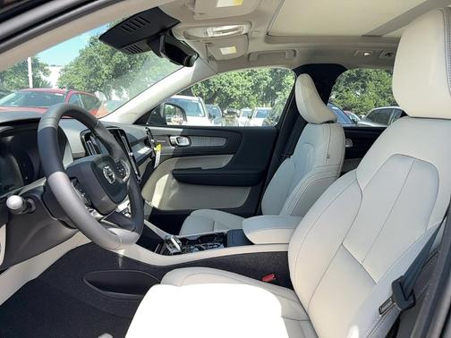 2025 Volvo XC40 B5 Plus Bright Theme