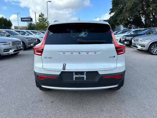 2025 Volvo XC40 B5 Plus Bright Theme