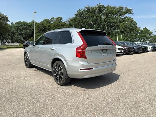 2022 Volvo XC90 T6 Momentum 7 Passenger