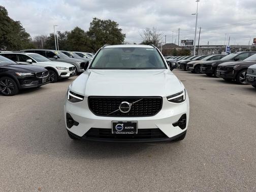 2026 Volvo XC40 B4 Plus