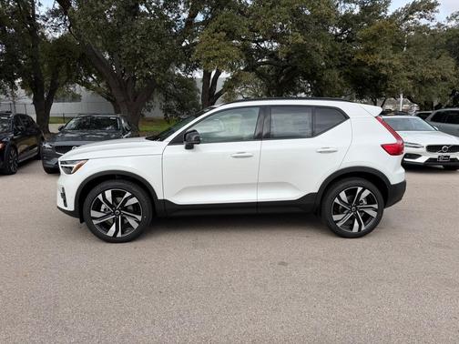 2026 Volvo XC40 B4 Plus